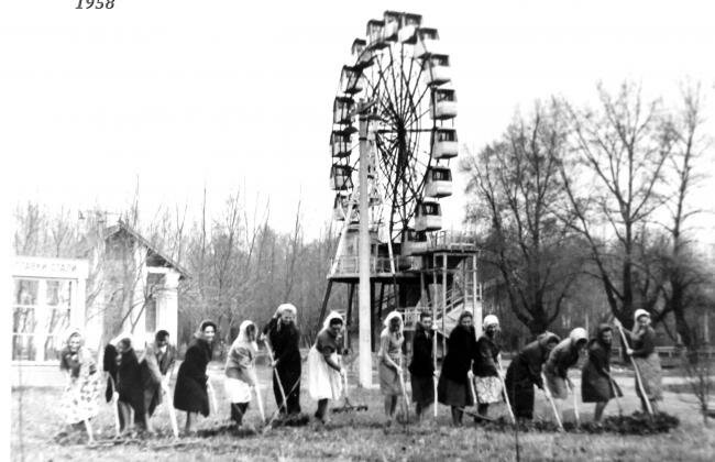 Общественность города готовит парк открытию сезона. 1958 г