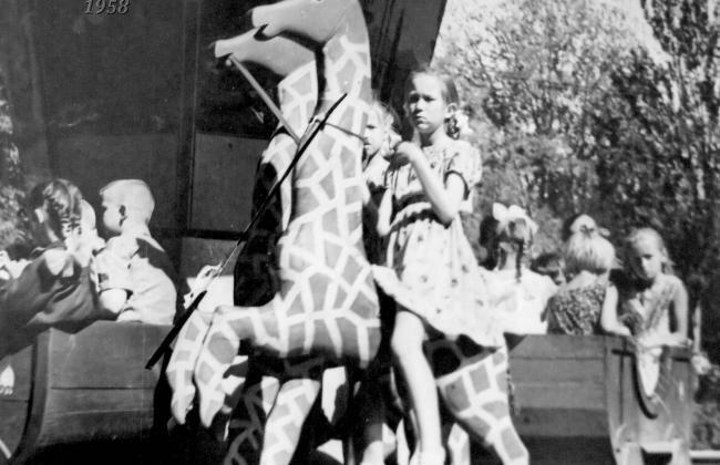 Дитяче містечко. "А я краще покатаюся на жирафі". 1958 р