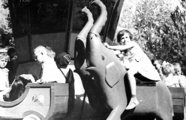 Дитяче містечко. "Здорово покататися на слоні". 1958 р